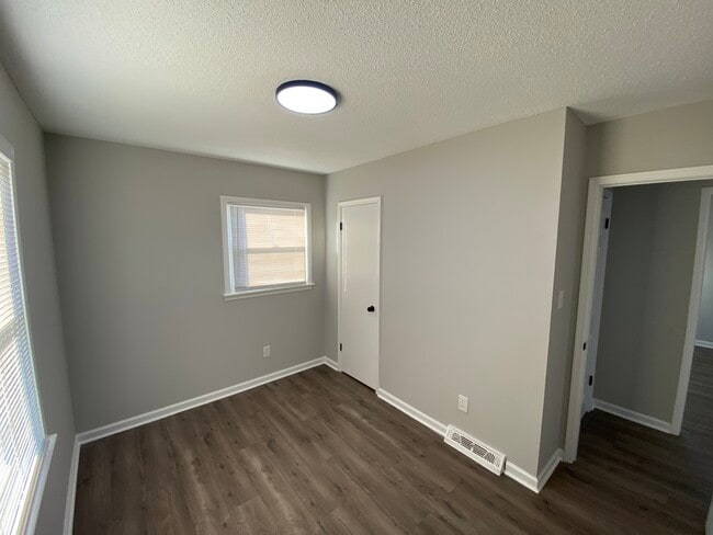 Building Photo - 3200 Northwynn Dr