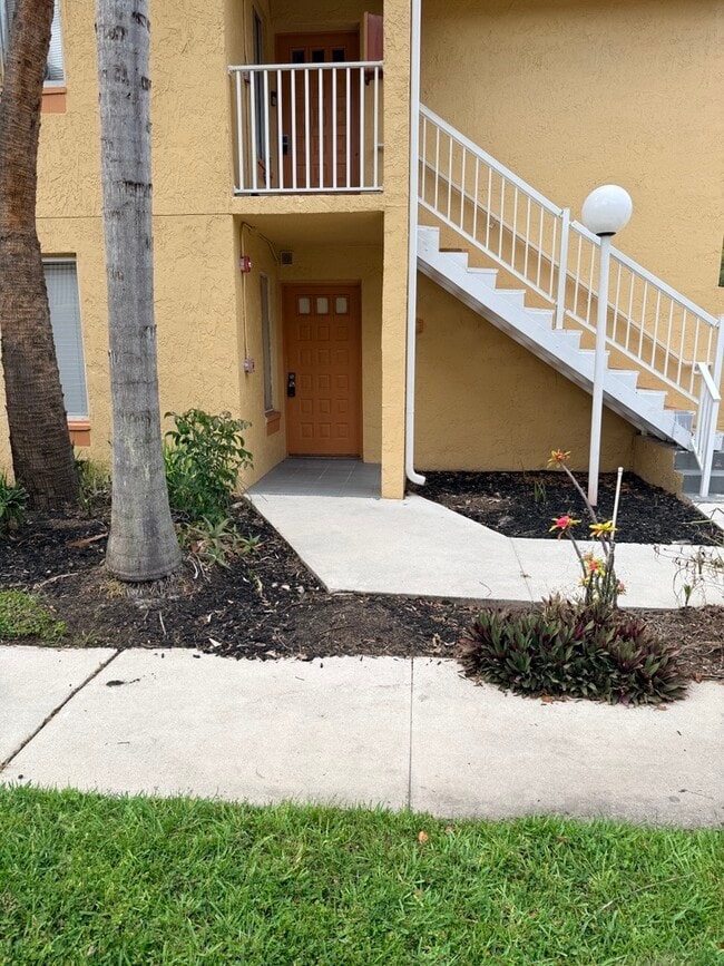 Building Photo - 998 Coral Club Dr