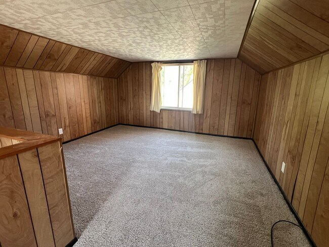 Building Photo - Charming 3-Bedrooms 1 bath with Hardwood F...