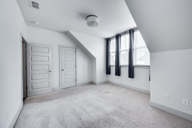Building Photo - Beautiful 3BE/2.5BA by Invent Communities/...