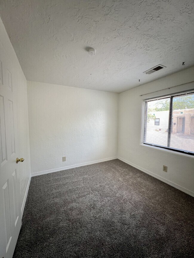 Building Photo - 2 bedroom / 1 bath close to KAFB and I-25 Move-in Special!