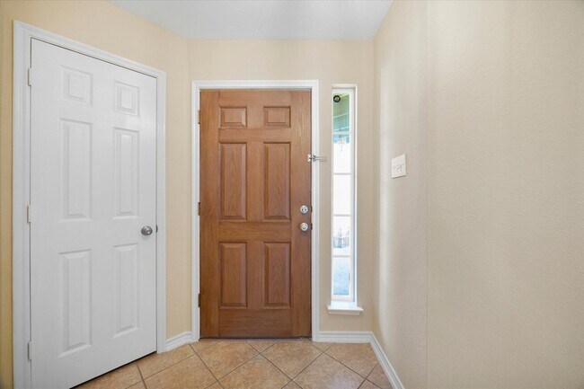 Building Photo - 1100 Camelot Dr