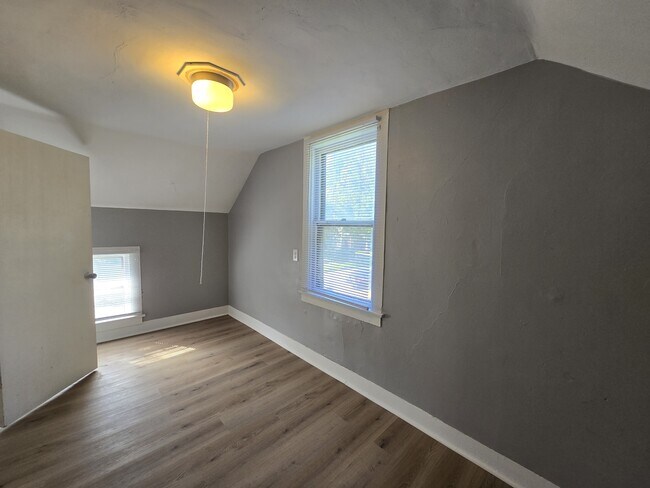 Building Photo - 908 W 6th St