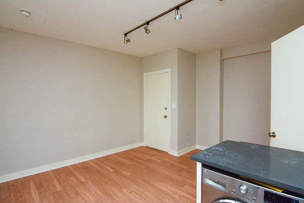 Building Photo - 511 W Belmont Ave
