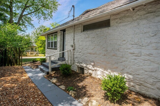 Building Photo - 354 Frieda Ave