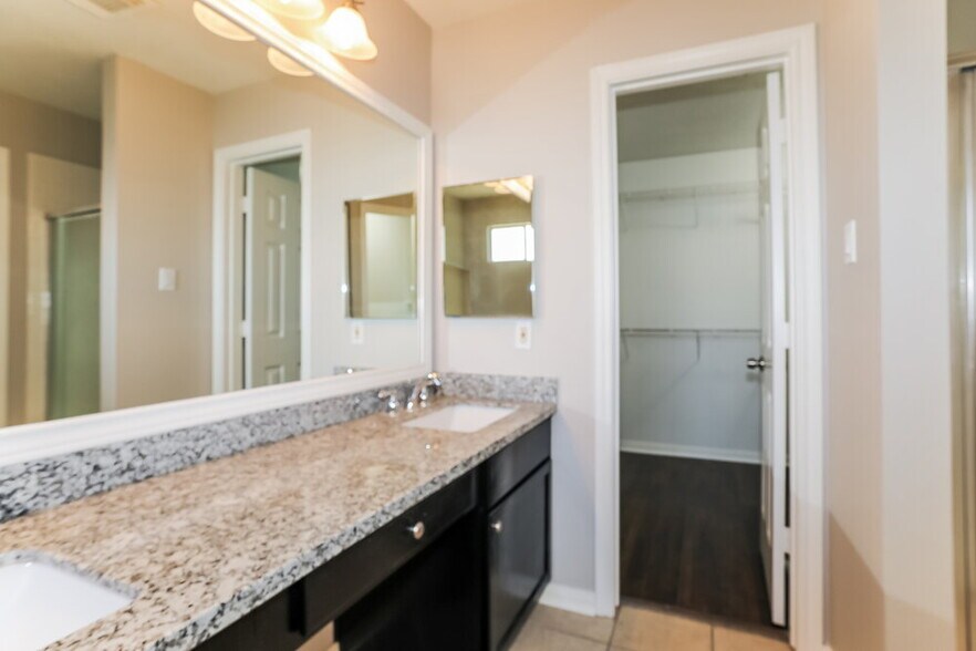 Building Photo - 311 Lake View Dr