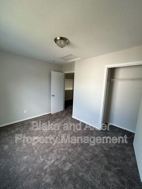 Building Photo - 5609 SE 117th Ave