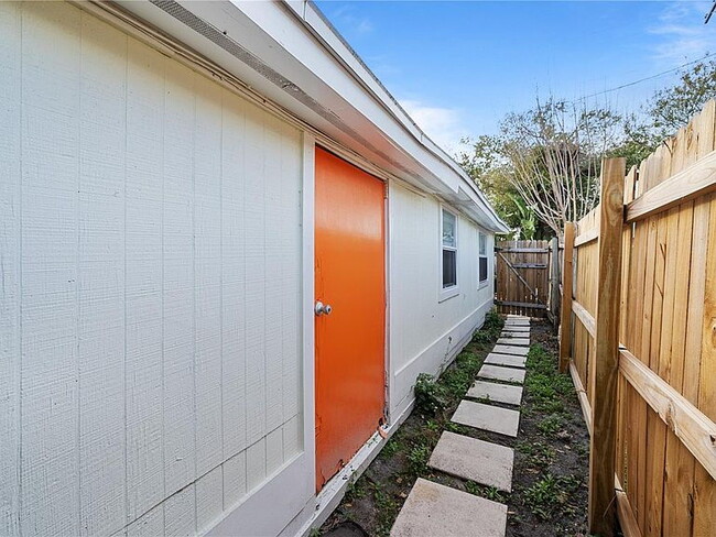 Building Photo - "Charming 3-Bed Oasis in Tampa with 2 Full Baths & 1650 Sq Ft of Comfort!"