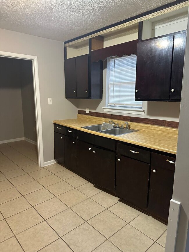 Building Photo - Move in special !!! 1/2 off First months r...