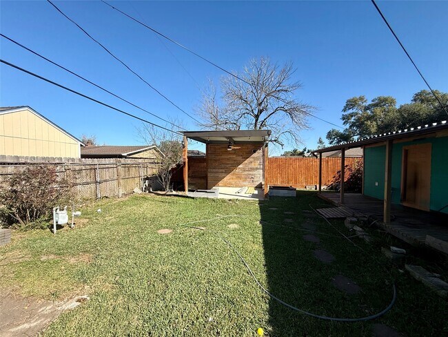 Building Photo - 506 Ogilvie St