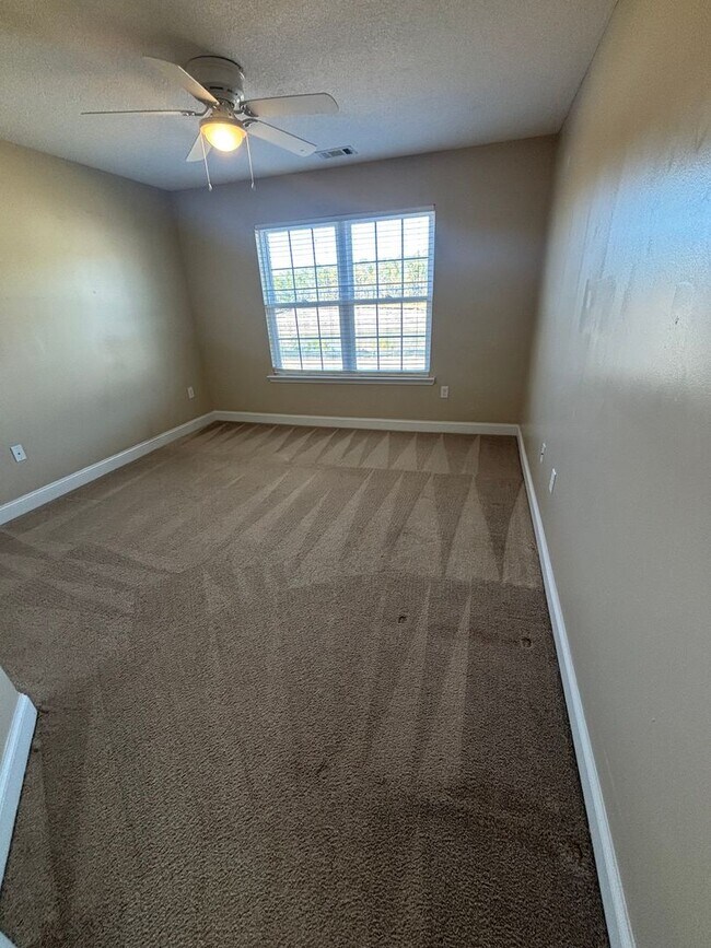 Building Photo - AVAILABLE NOW!