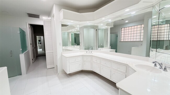 Building Photo - 4601 Country Club View