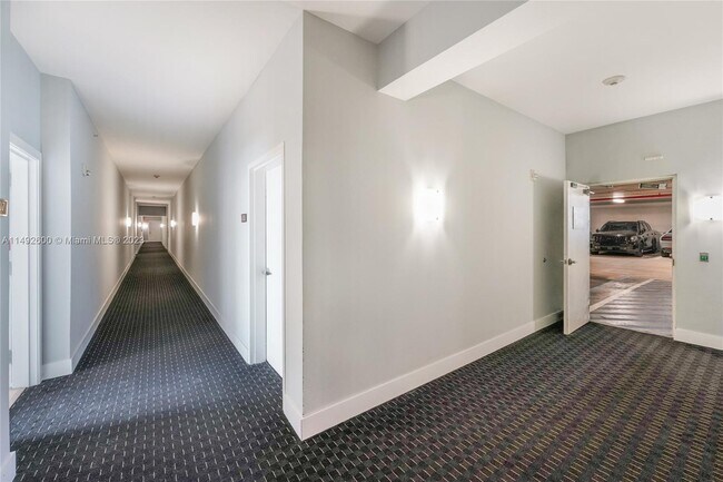 Building Photo - 1800 N Bayshore Dr
