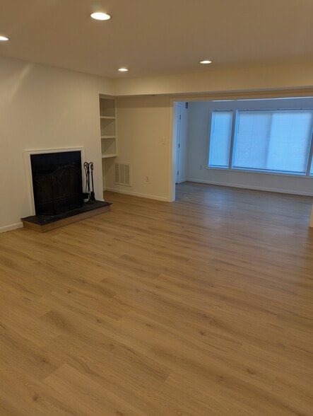 Building Photo - 28 Windbrooke Cir