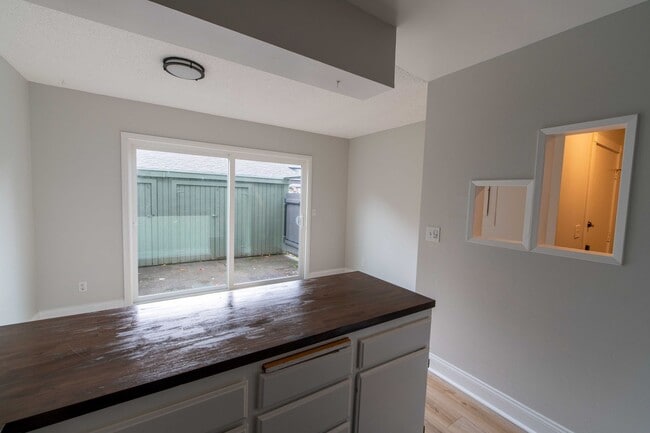 Building Photo - Charming 3 Bed 1.5 Bath Townhome in Wood Village!