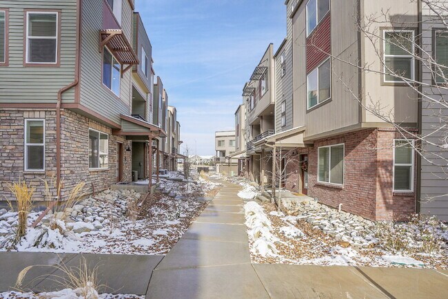 Building Photo - $3,230.95 with $300 off the first month's Rent - 4 Bedrooms, 3.5 Bathrooms, Townhouse in Broomfie...