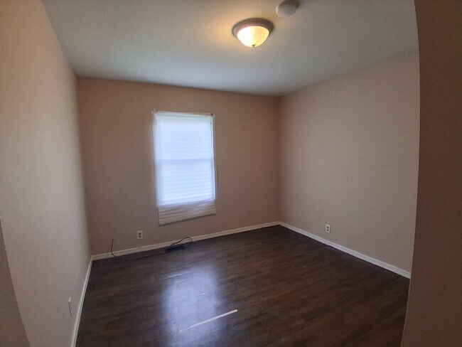 Building Photo - 908 Knollcrest Dr