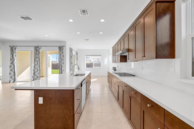 Building Photo - Beautiful Corner Lot 3 Bed 3 Bath Home