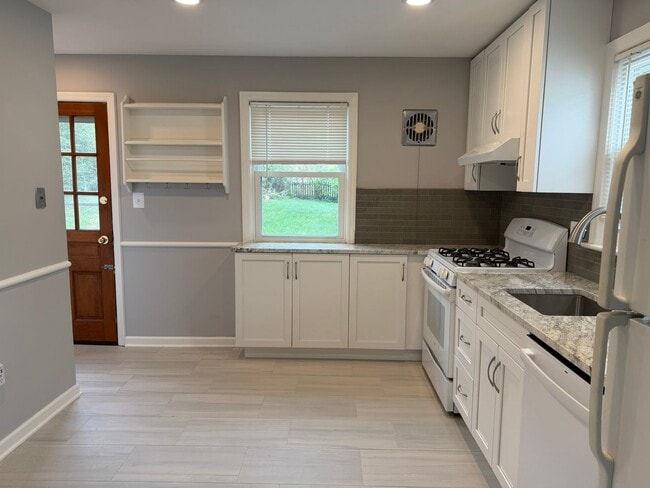 Building Photo - Lovely Renovated Rambler Close to METRO, Parks, Etc.