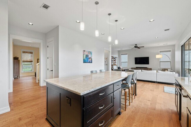 Building Photo - Beautiful 4-Bed Home in Highland Park West...