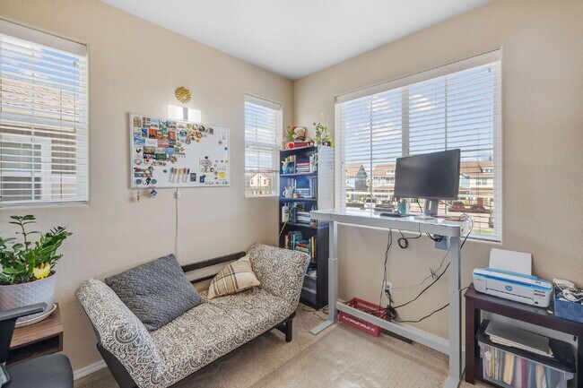 Building Photo - This 3 bed 2.5 bath townhome offers a perf...