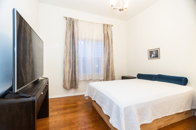 Building Photo - 2814 N Maplewood Ave