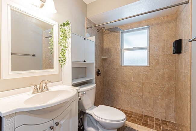 Building Photo - Pet-Friendly Home with Private Pool in Des...