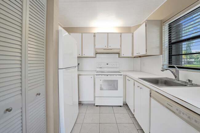 Building Photo - 200 Jacaranda Country Club Dr