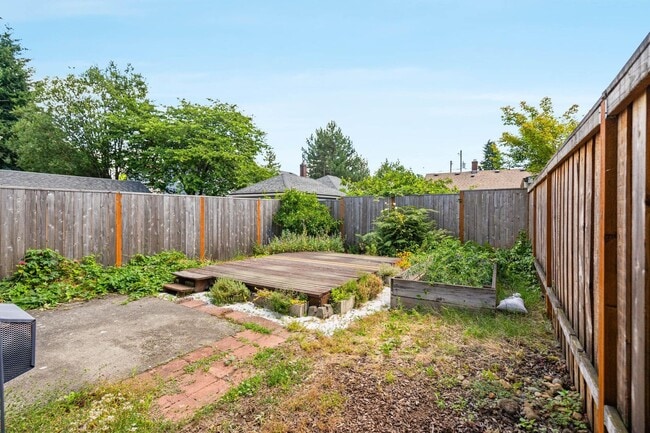 Building Photo - Charming 3-bdrm/2-bath Slender Home in Roseway. Fenced backyard, 1-car garage