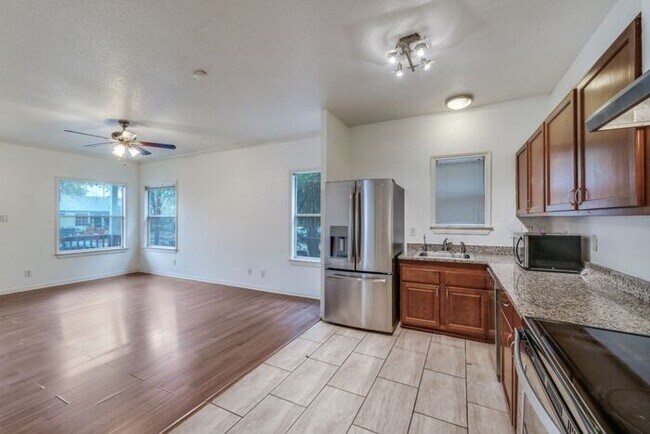 Building Photo - Well Maintained and Great Location!