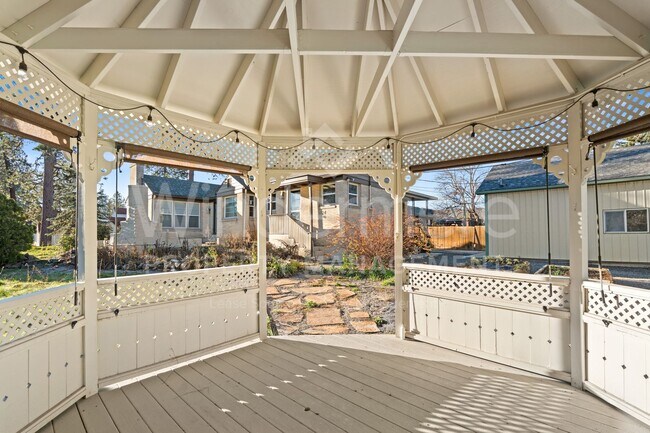 Building Photo - South Hill Charm