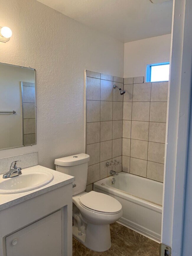 Building Photo - 4 bedroom home in convenient location on Alta Mesa Dr.