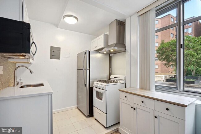 Building Photo - 940 25th St NW