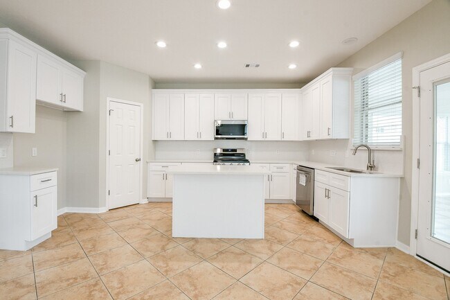 Building Photo - 815 Robins Way