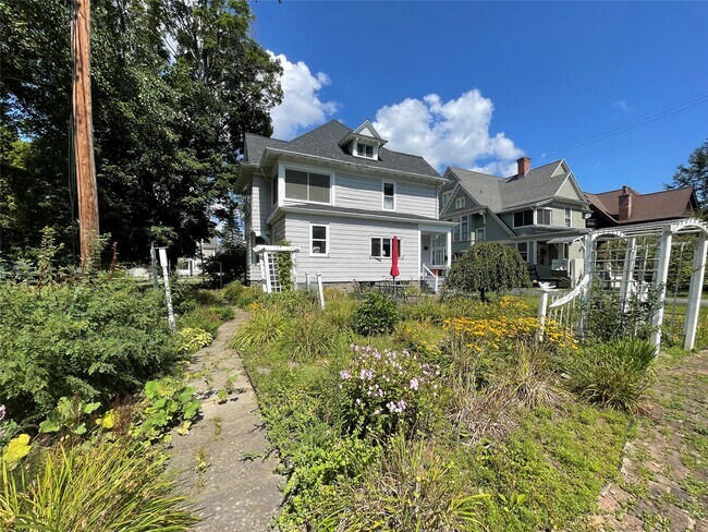 Building Photo - 68 Front St