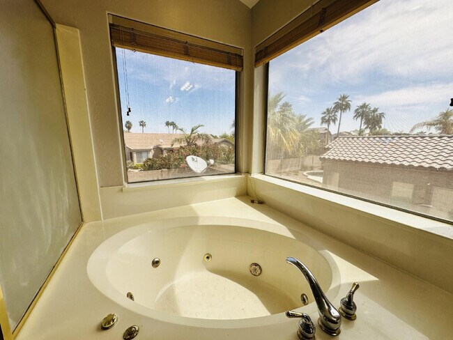 Building Photo - 672 W Raven Dr