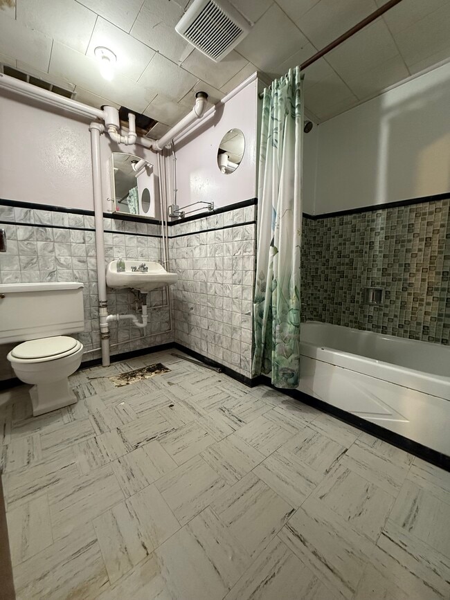 Building Photo - 138 21st Ave S