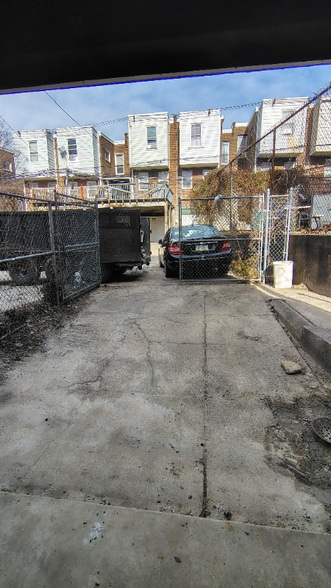 Building Photo - 523 W Nedro Ave