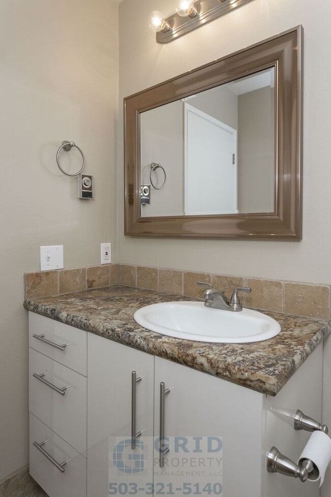 Building Photo - Charming two Bedroom in Mt. Tabor