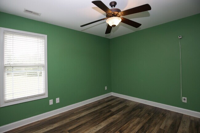 Building Photo - *Lease Special!* Fiber optic internet incl...