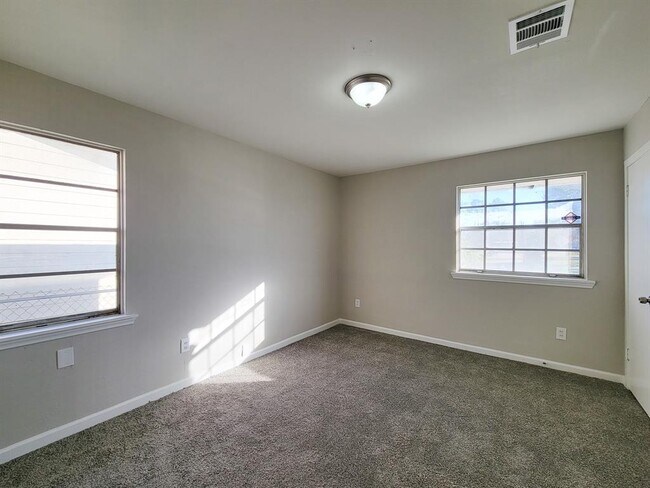 Building Photo - 4119 Holloway Dr