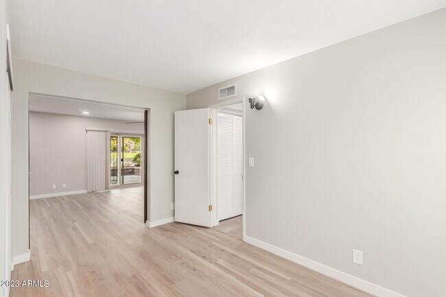 Building Photo - 3037 S Country Club Way