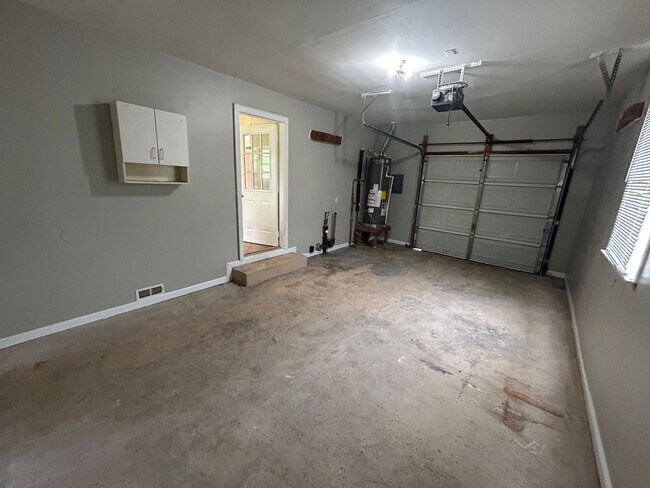 Building Photo - 3 Bedroom Brick Home with Hardwood Floors, Garage & Large Backyard