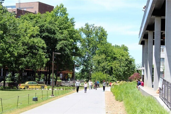 Building Photo - 620 Glen Iris Dr NE