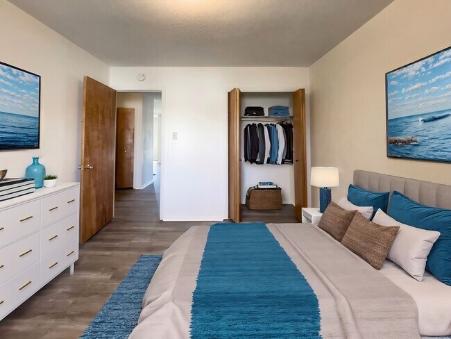 Building Photo - Spacious Ground Floor 2 Bed with Screened Porch!