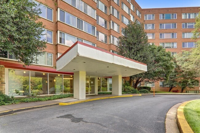 Building Photo - 4000 Tunlaw Rd NW