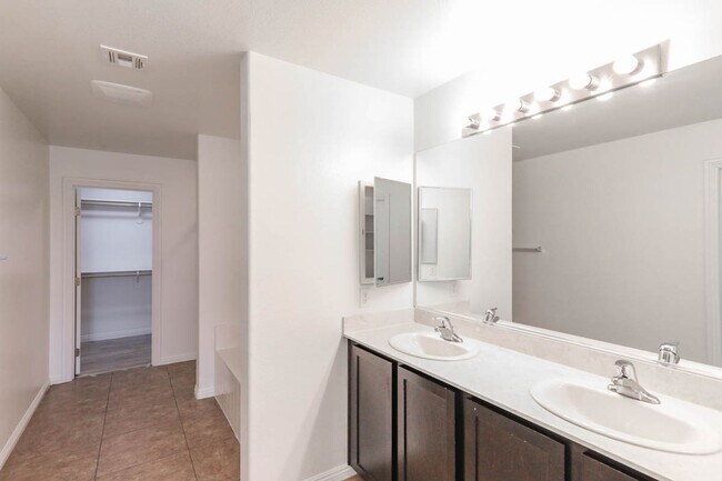 Building Photo - Nicely Upgraded Mountains Edge Gated Commu...