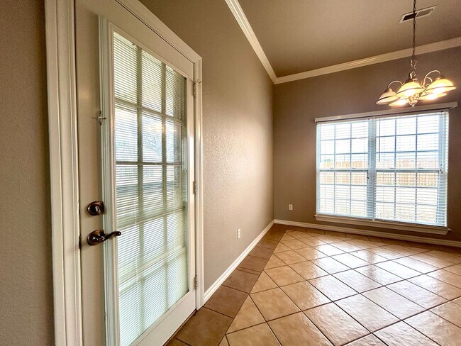 Building Photo - Spacious 3 bed 2 bath Single Family with a Large Fenced Backyard!