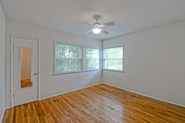 Building Photo - Bright & Charming, Single Story 3BR2BA Home w/ Large Front Yard, Huge Fenced Rear Yard w/ Large D...