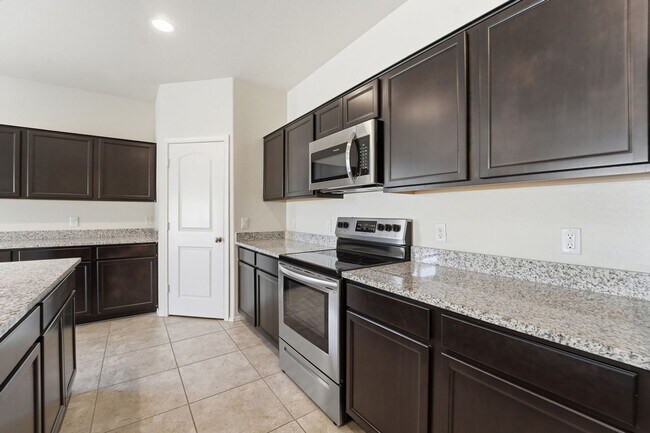 Building Photo - Stylish 3BR Home with Granite Counters + Community Parks & Splash Pads